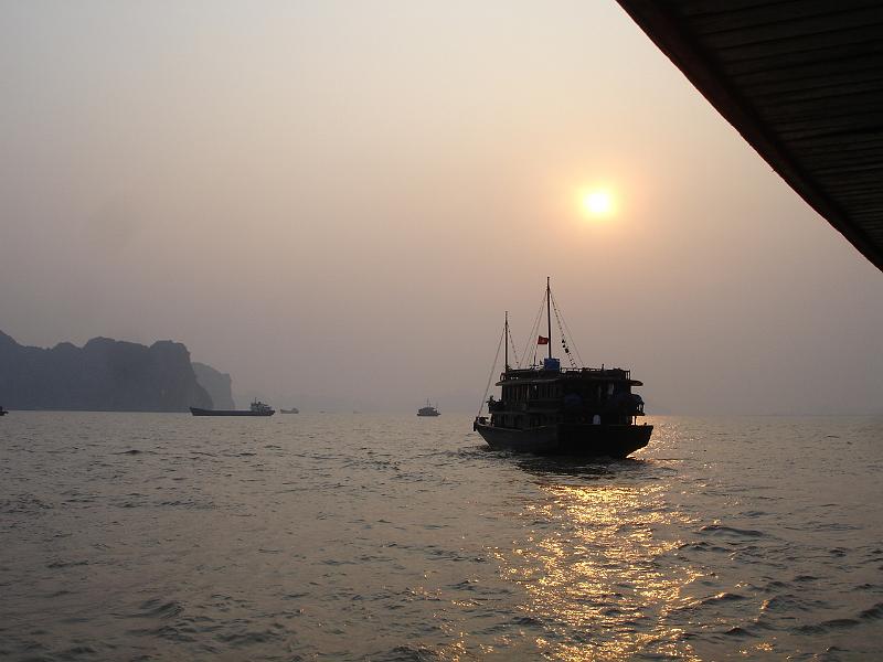016- Coucher de soleil en baie Halong.JPG - Coucher de soleil en baie d'Halong